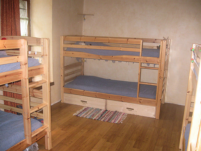 Le dortoir avec 3 lits doubles